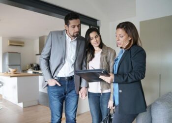 House in Clear Lake with a Professional Real Estate Agent