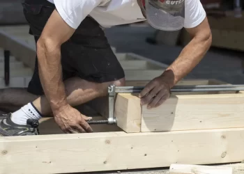 4 Reasons to Hire Residential And Commercial Roofing Professionals