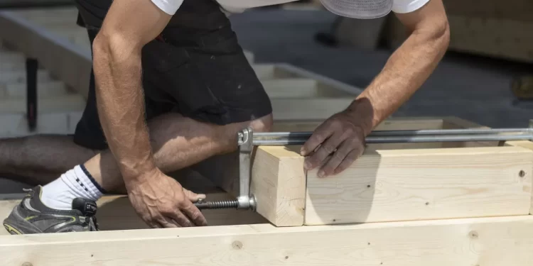 4 Reasons to Hire Residential And Commercial Roofing Professionals